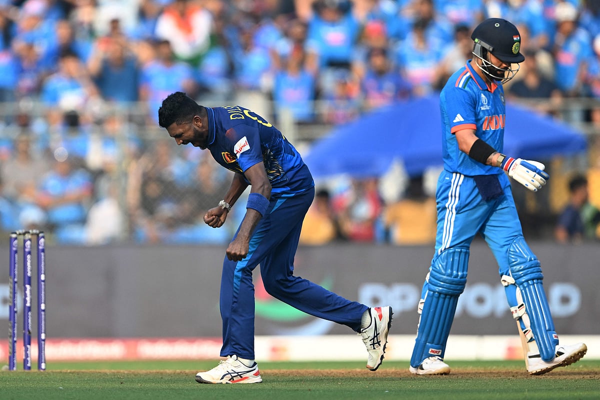 সেঞ্চুরির সুবাস ছড়িয়ে আউট হয়ে ফিরছেন কোহলি। আজ ওয়াংখেড়ে স্টেডিয়ামে