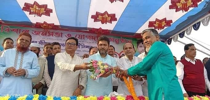 ফরিদপুরের ভাঙ্গায় স্থানীয় আওয়ামী লীগের কয়েকজন নেতা ও জনপ্রতিনিধি সংসদ সদস্য মুজিবর রহমান চৌধুরী ওরফে নিক্সন চৌধুরীর পক্ষে যোগ দেন। ফুলের তোড়া নিক্সনের হাতে তুলে দেন উপজেলা আওয়ামী লীগের সাবেক সাংগঠনিক সম্পাদক এনামুল হক