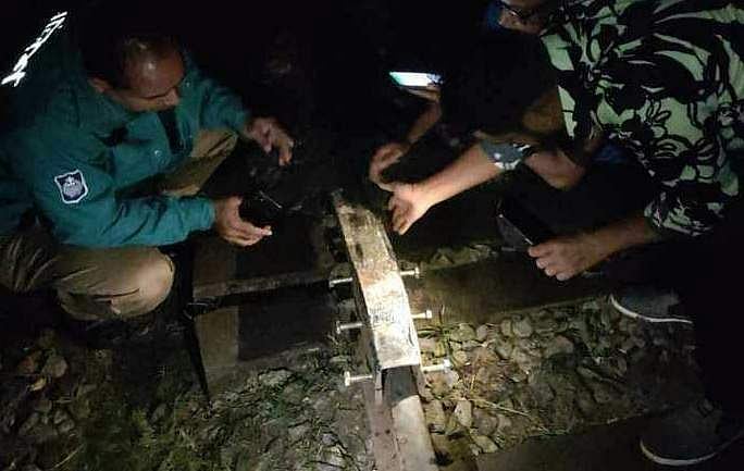 রেলপথে লোহার মোটা ভারী পাত রেখে লাগানো নাটবল্টু অপসারণ করা হচ্ছে। মঙ্গলবার রাতে নারায়ণগঞ্জ সদর উপজেলার ফতুল্লার কোতোলেরবাগ হকবাজার এলাকায়