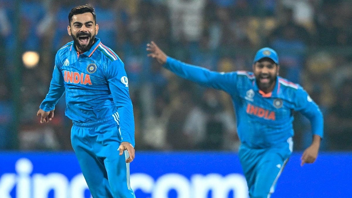 বিরাট কোহলির উইকেট উদ্‌যাপন। তাঁকে অভিনন্দন জানাতে ছুটে আসছেন অধিনায়ক রোহিত শর্মা। আজ বেঙ্গালুরুতে