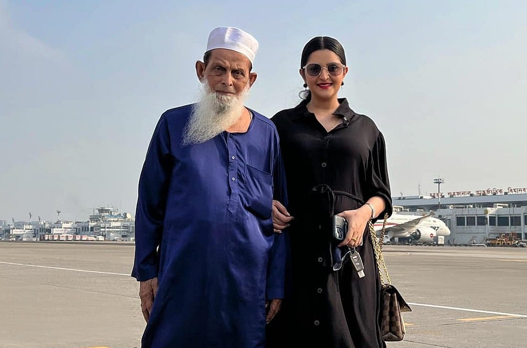 নানা শামসুল হক গাজীর সঙ্গে চিত্রনায়িকা পরীমনি। ২ বছর আগের ছবি