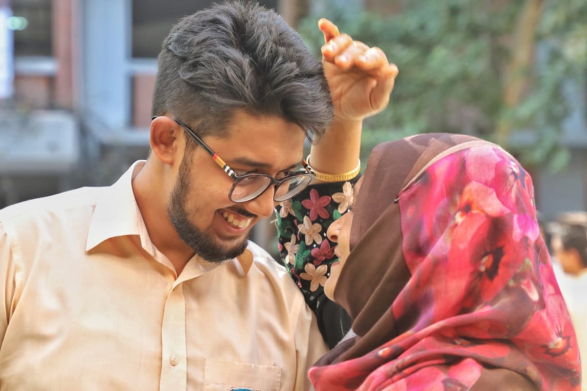 এইচএসসিতে এবার গড় পাসের হার ৫৮ দশমিক ৮৩। কৃতকার্য শিক্ষার্থীর সঙ্গে মা