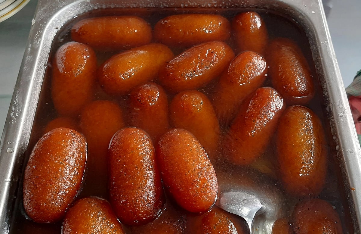 যশোরের কেশবপুরের চিংড়া মিষ্টান্ন ভান্ডারের ল্যাংচা মিষ্টি