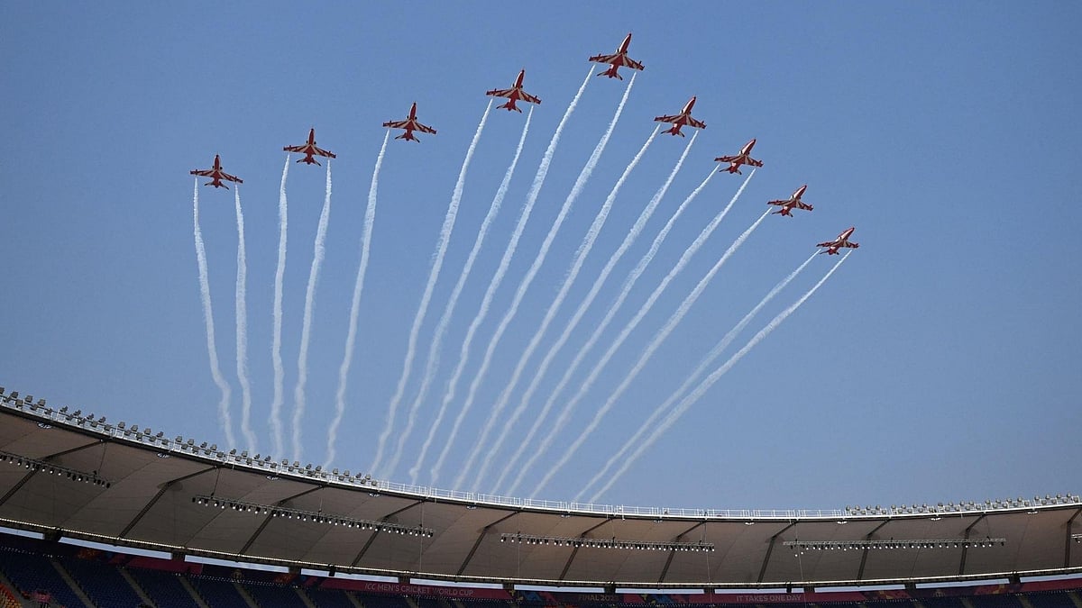 সমাপনী অনুষ্ঠান সামনে রেখে একঝাঁক বিমান নিয়ে কাল মহড়া দিয়েছে ভারতীয় বিমানবাহিনীর বিশেষায়িত দল