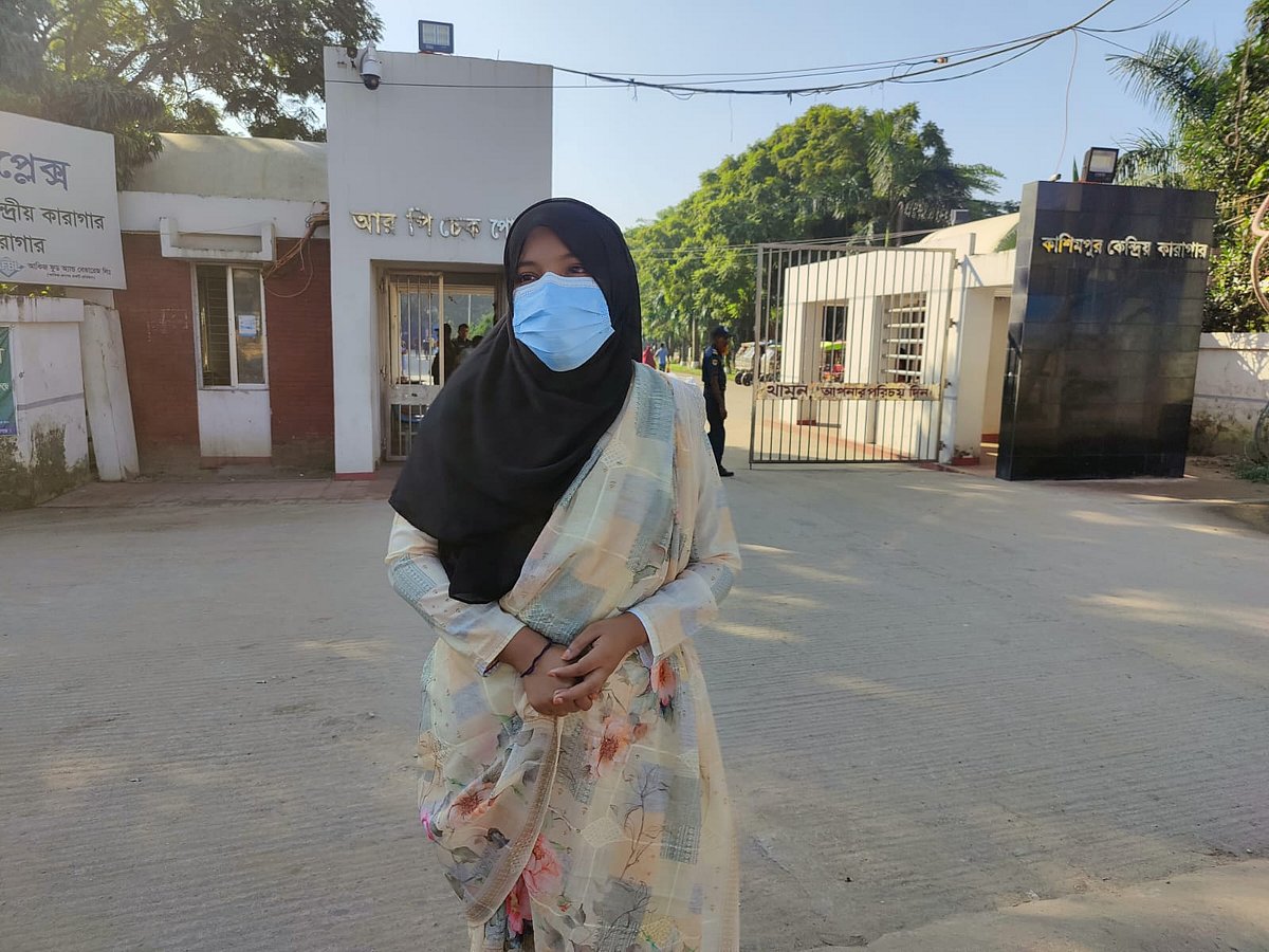 ডিজিটাল নিরাপত্তা আইনের মামলায় কারাবন্দী জগন্নাথ বিশ্ববিদ্যালয়ের শিক্ষার্থী খাদিজাতুল কুবরা মুক্তি পেয়েছেন। আজ সোমবার সকালে গাজীপুরের কাশিমপুর কেন্দ্রীয় কারাগারের সামনে