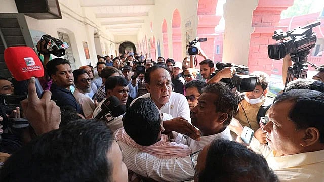 মনোনয়নপত্র জমা দিতে গিয়ে সাংবাদিকদের ওপর চড়াও হন চট্টগ্রাম ১৬ আসনের (বাঁশখালী) সংসদ সদস্য মোস্তাফিজুর রহমান ও তাঁর অনুসারীরা। এ সময় তাঁদের হাতে বেশ কয়েকজন গণমাধ্যম কর্মী হেনস্তা ও মারধরের শিকার হন। গত ৩০ নভেম্বর সকালে, জেলা প্রশাসকের কার্যালয়ের সামনে