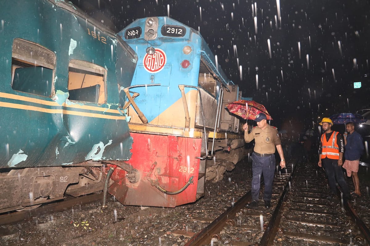 এলিভেটেড এক্সপ্রেসওয়ে নির্মাণকাজে ব্যবহৃত ক্রেনের ধাক্কায় রাজধানীতে যাত্রীবাহী ট্রেন লাইনচ্যুত হয়েছে। তেজগাঁও রেলস্টেশন, ৭ ডিসেম্বর