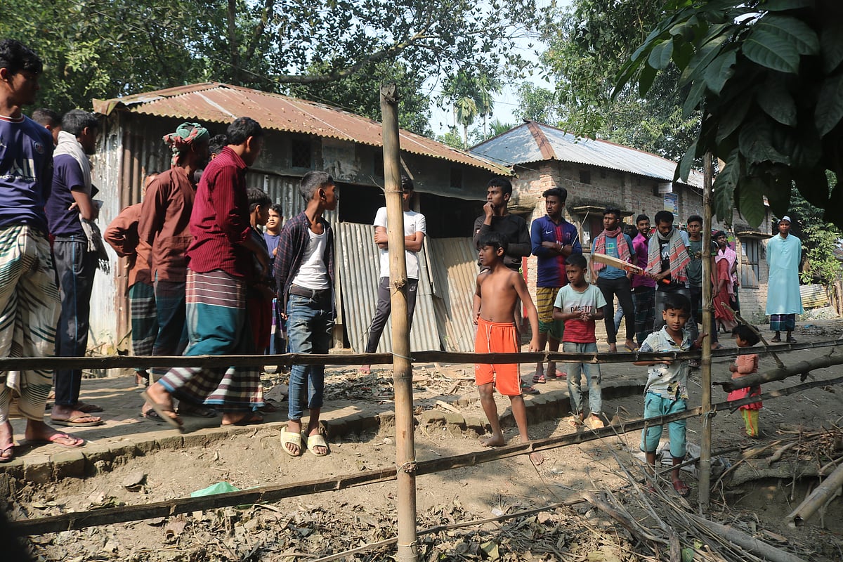 পাকা রাস্তা থেকে গুচ্ছগ্রামে প্রবেশপথের রাস্তাটি দীর্ঘ তিরিশ বছর আগের। সেটি এখন বেড়া দিয়ে বন্ধ করে দেওয়া হয়েছে।