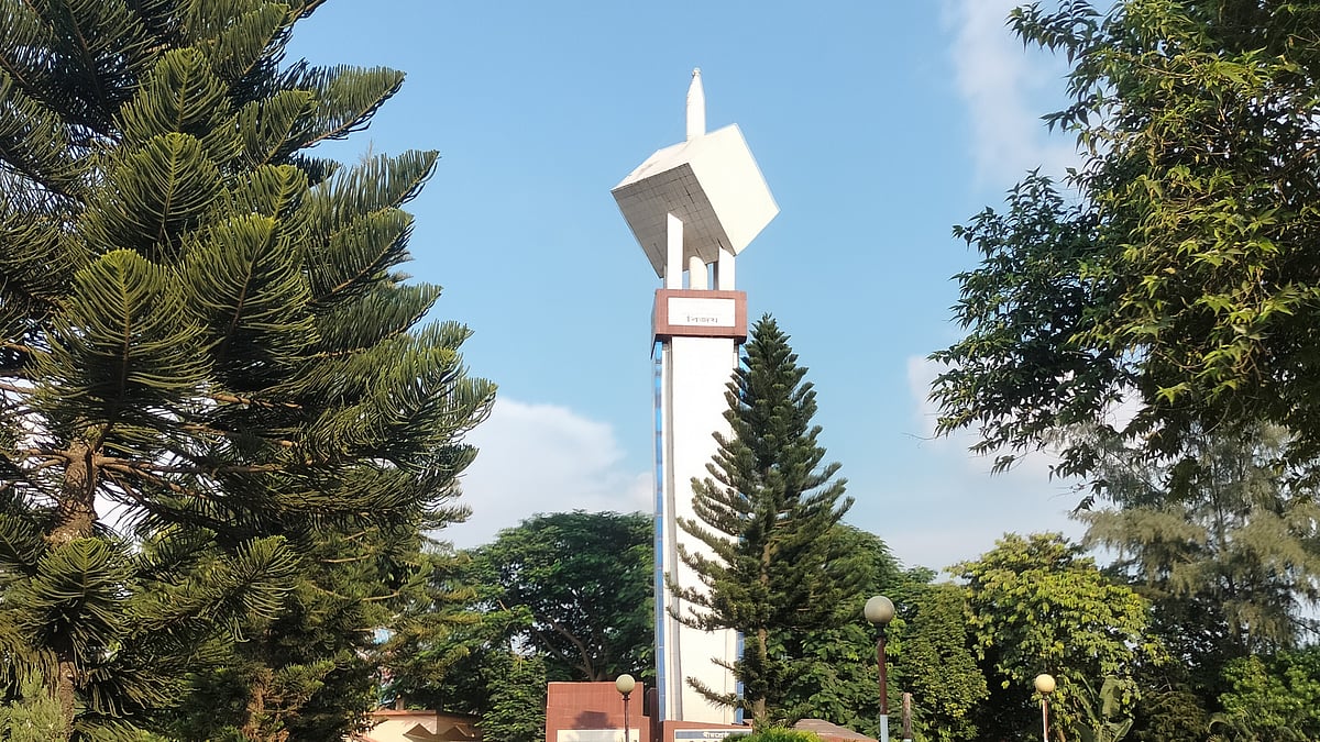 নওগাঁ শহরের আব্দুল জলিল শিশু পার্কসংলগ্ন ‘বিজয়স্তম্ভ’। সম্প্রতি তোলা