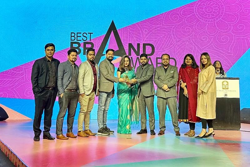 সিরামিক ক্যাটাগরিতে ‘বেস্ট ব্র্যান্ড অ্যাওয়ার্ড ২০২৩’ গ্রহণ করছেন আকিজ বশির গ্রুপের বিপণন  
প্রধান শাহরিয়ার জামান।