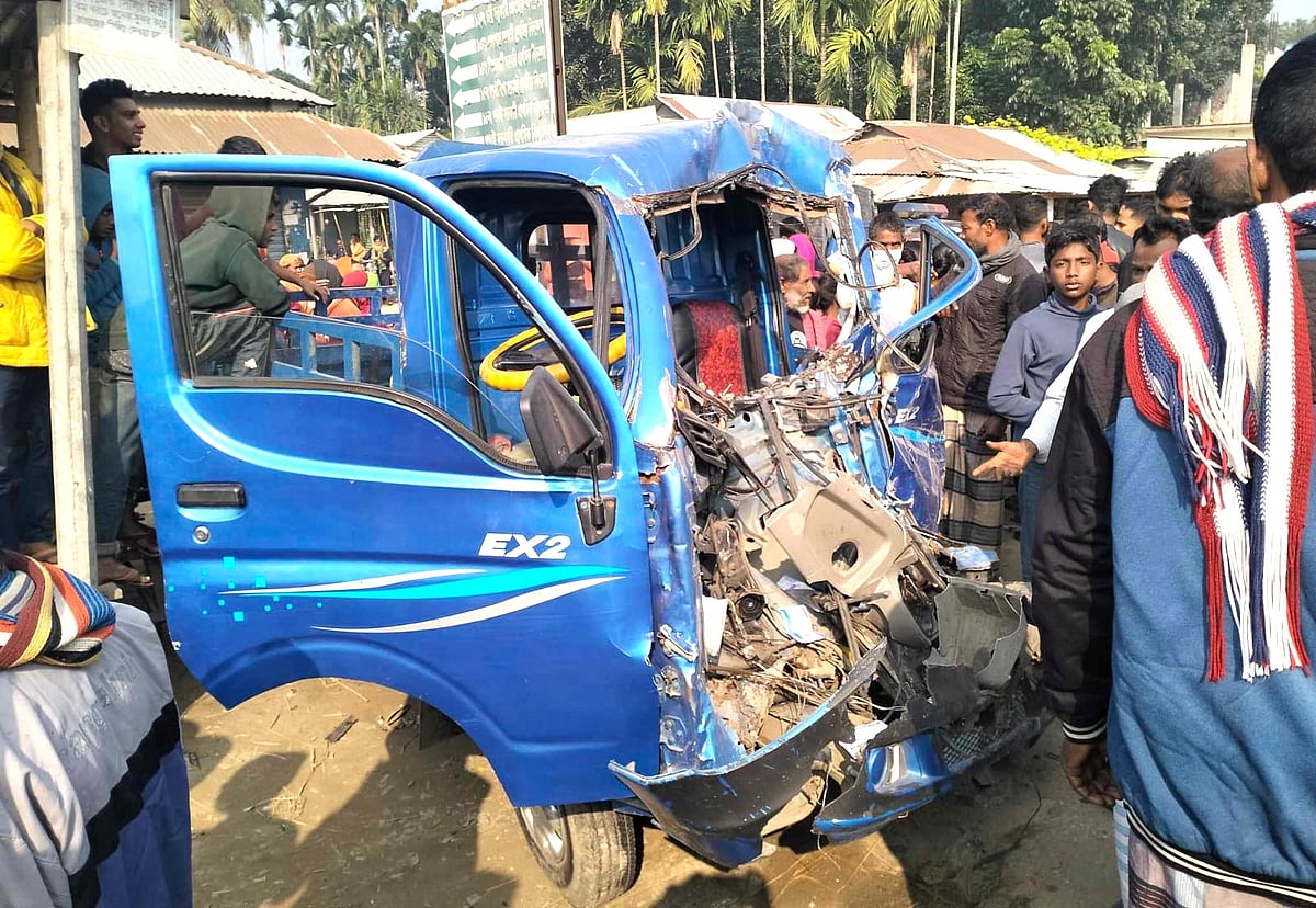 বাসের সঙ্গে সংঘর্ষে দুমড়েমুচড়ে গেছে পিকআপ ভ্যানটি। আজ শুক্রবার সকালে জামালপুর সদর উপজেলার তিতপল্লা এলাকায় জামালপুর-টাঙ্গাইল মহাসড়কে
