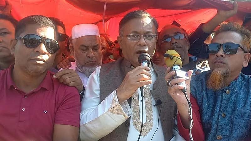 চট্টগ্রামের চন্দ্রঘোনায় এক পথসভায় বক্তব্য দেন হাছান মাহমুদ