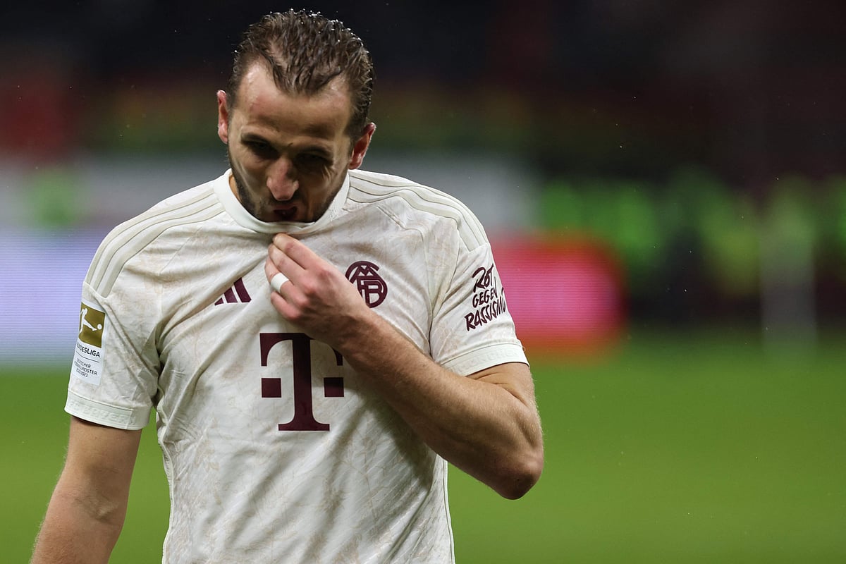 মাথা নিচু করে মাঠ ছাড়ছেন হ্যারি কেইন