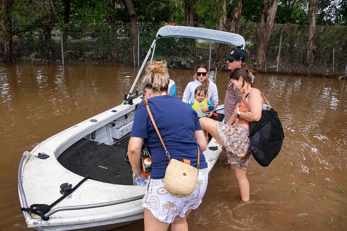 ঘরবাড়ি ছেড়ে আসা মানুষজন আবার বাড়িঘরে ফিরছেন। ১৮ ডিসেম্বর।