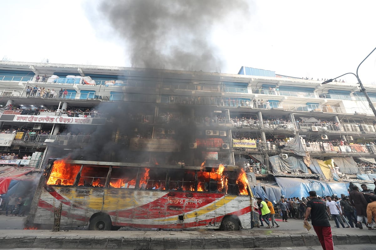 ঢাকা ট্রেড সেন্টার (উত্তর) মার্কেটের সামনে ‘ভিক্টর ক্লাসিক’ নামের বাসটিতে আগুন দেওয়া হয়