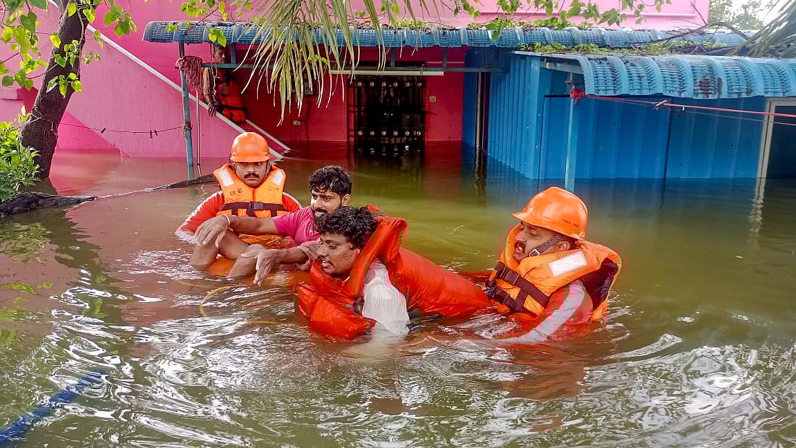 ঘূর্ণিঝড় মিগজাউমের প্রভাবে ভারতের চেন্নাইয়ে প্রবল বৃষ্টিতে জলমগ্ন হয়েছে অনেক এলাকা