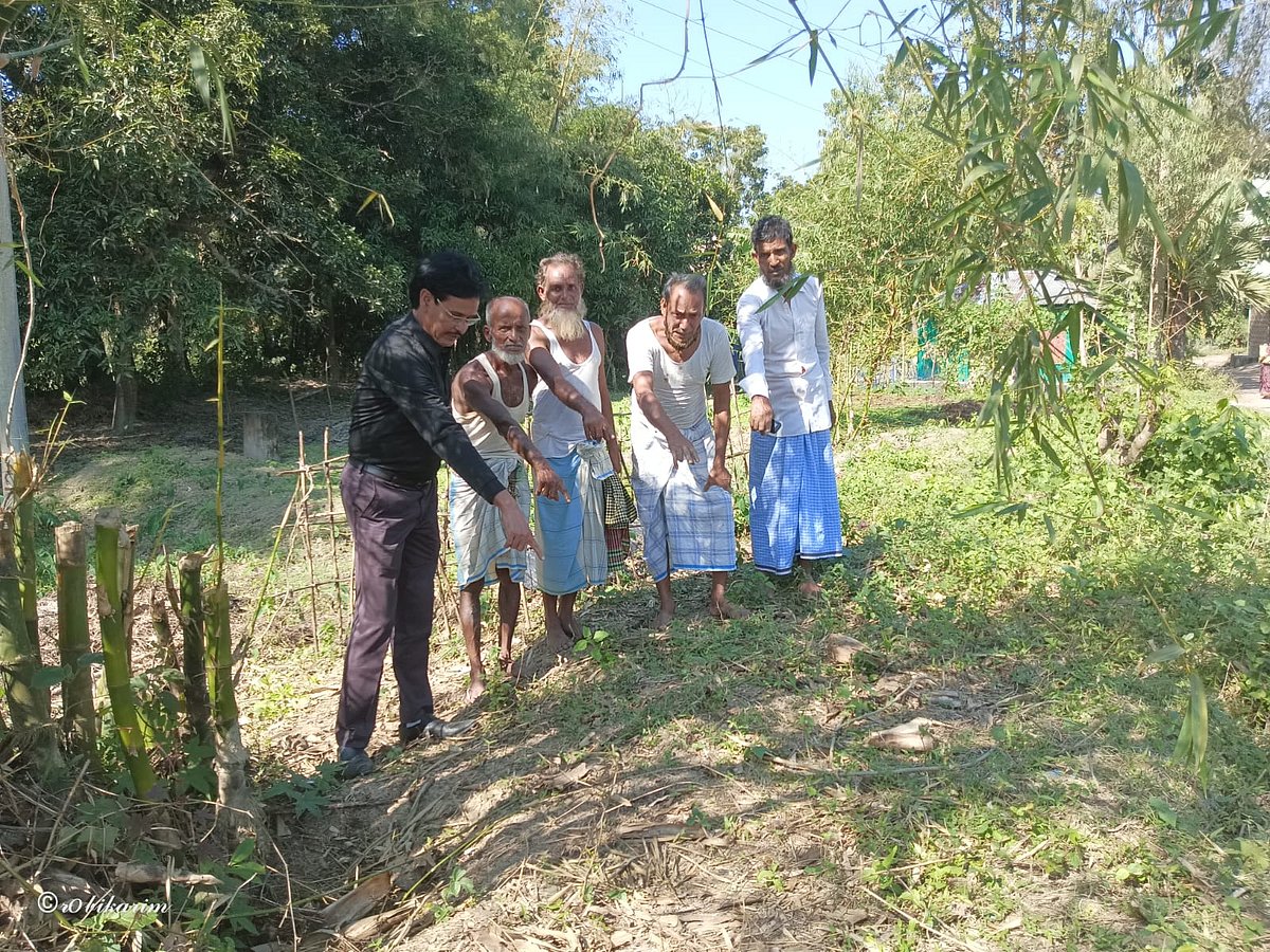 মিরসরাইয়ের হিঙ্গুলী ইউনিয়নে গণহত্যার শিকার শহীদদের কবর দেখাচ্ছেন স্থানীয় গ্রামবাসী। সম্প্রতি তোলা