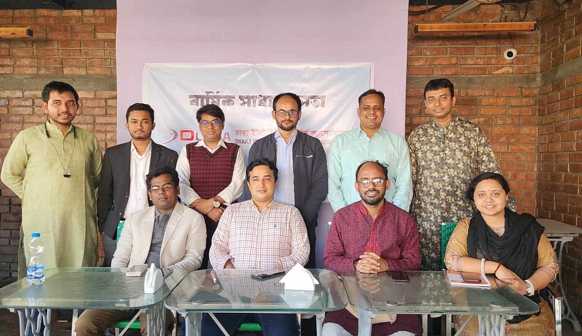 সেবা খাতে কর্মরত সাংবাদিকদের সংগঠন ঢাকা ইউটিলিটি রিপোর্টার্স অ্যাসোসিয়েশনের (ডুরা) নতুন কমিটির সদস্যরা