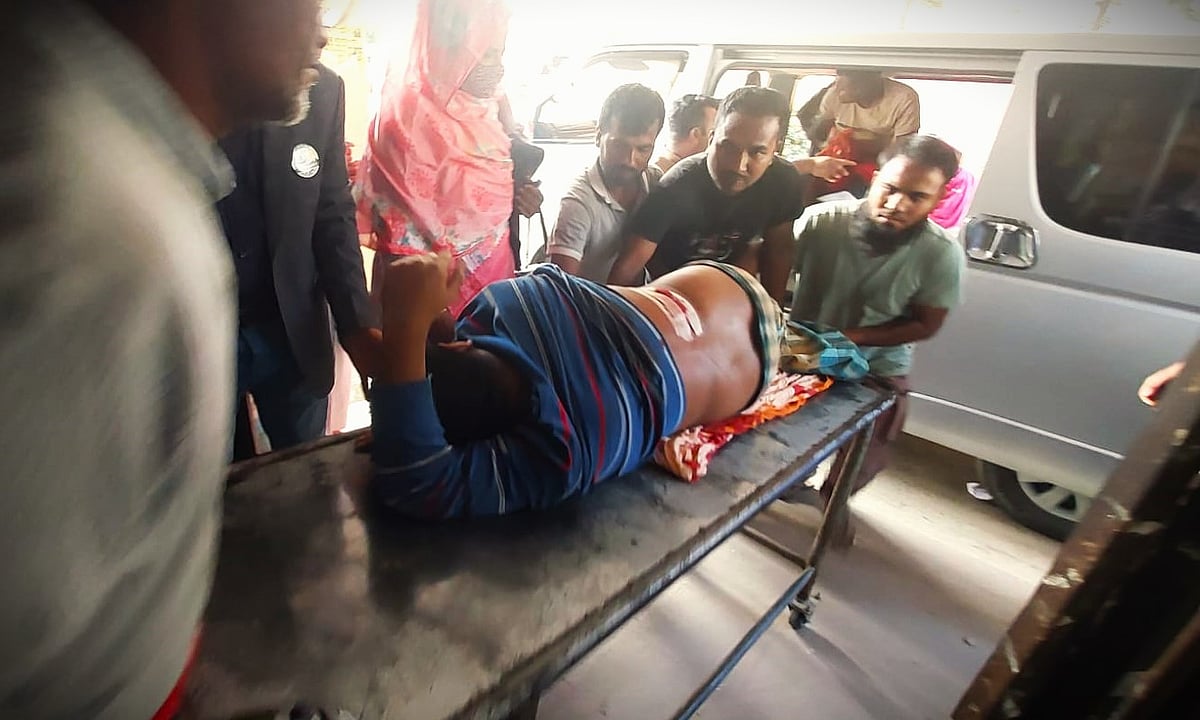 জামালপুরে হামলায় আহত নৌকার সমর্থকদের জামালপুর জেনারেল হাসপাতালে নেওয়া হচ্ছে। বুধবার বিকেলে জরুরি বিভাগের সামনে