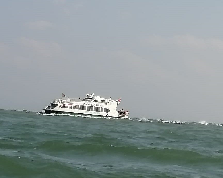 ডুবো চরে আটকে বিকল হয়ে পড়া জাহাজ ভাসছে সাগরে। আজ দুপুরে কক্সবাজারের টেকনাফের সেন্ট মার্টিন দ্বীপের কাছাকাছি নাইক্ষংদিয়ায়