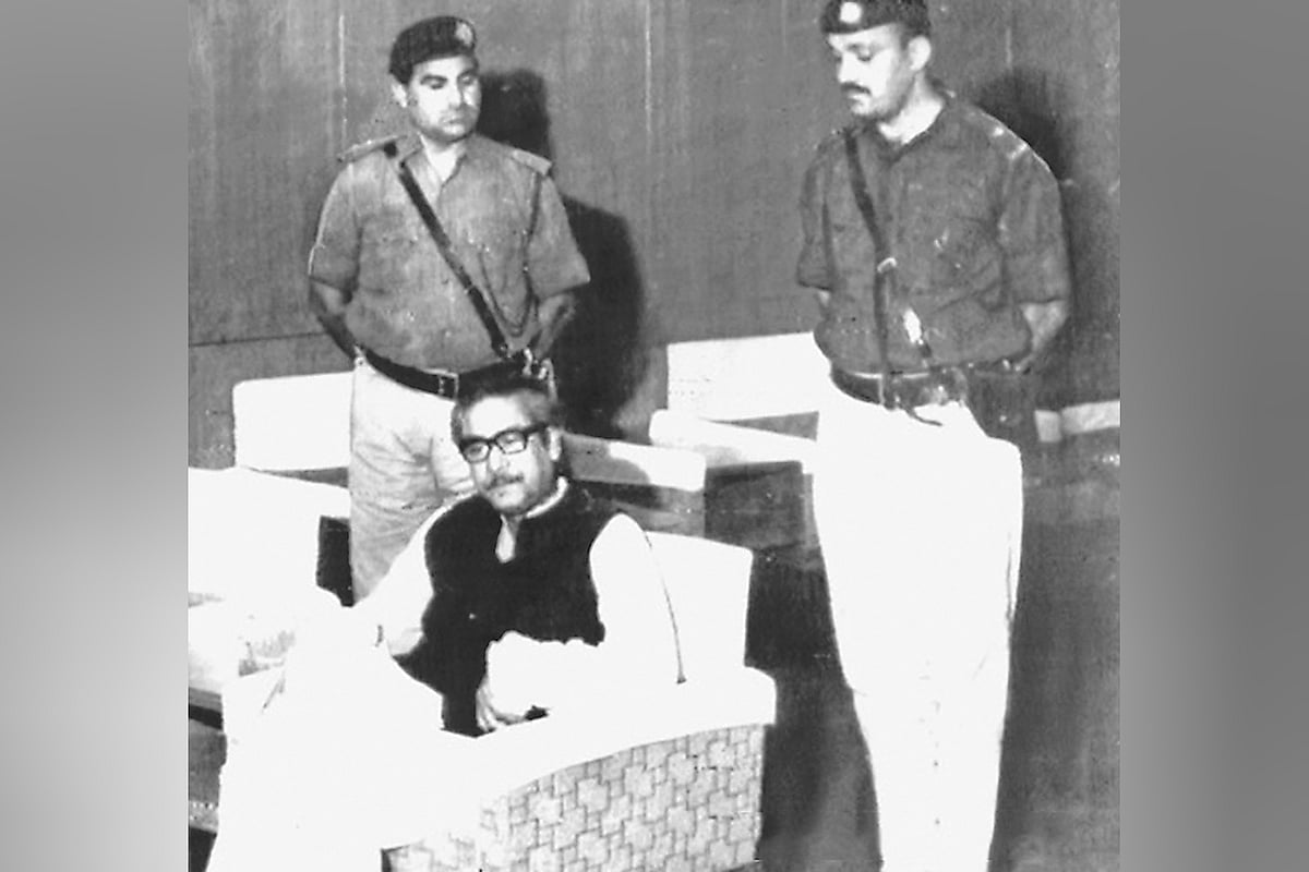 ধানমন্ডির ৩২ নম্বর সড়কের বাড়ি থেকে ১৯৭১ সালের ২৫ মার্চ রাত ১টা ৩০ মিনিটে গ্রেপ্তার করে বঙ্গবন্ধুকে পাকিস্তানে নেওয়া হয়। পাকিস্তানে নেওয়ার পর বিভিন্ন পত্রিকায় এ ছবি প্রকাশিত হয়