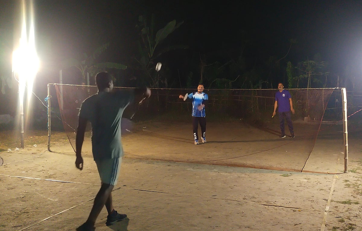 শীতের রাতে বৈদ্যুতিক আলোতে চলছে ব্যাডমিন্টন খেলা। গতকাল সোমবার সন্ধ্যায় খুলনার কয়রা উপজেলা মদিনাবাদ এলাকায়