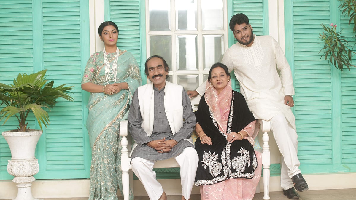 Yubkalar ostida iflos külotlar bor