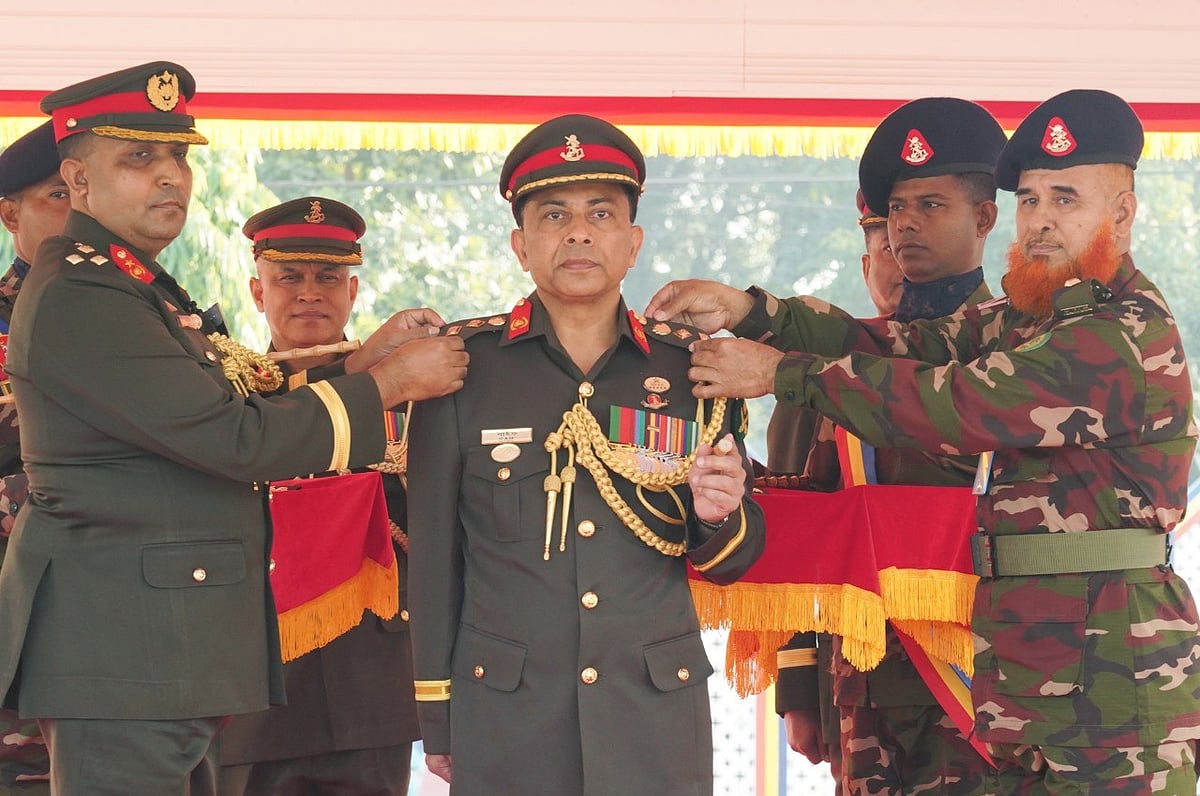 সেনাবাহিনীর কোয়ার্টার মাস্টার জেনারেল লেফটেন্যান্ট জেনারেল মো. সাইফুল আলমকে ইএমই কোরের ‘কর্নেল কমান্ড্যান্ট’ র‍্যাঙ্ক ব্যাজ পরিয়ে দেওয়া হয়