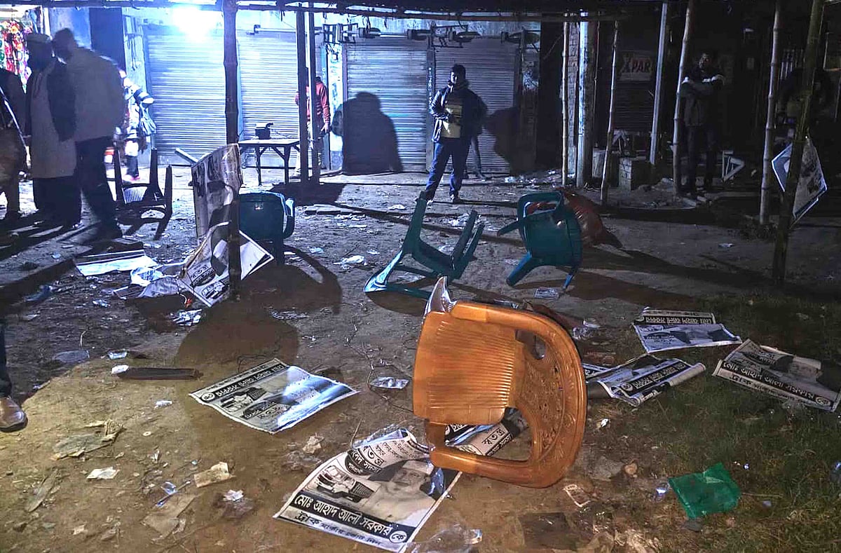 স্বতন্ত্র প্রার্থী আহাদ আলী সরকারের নির্বাচনী ক্যাম্প ভাঙচুর ও পোস্টার ছিঁড়ে ফেলার ঘটনা ঘটেছে। বুধবার রাতে নাটোর শহরতলির দত্তপাড়া বাজারে