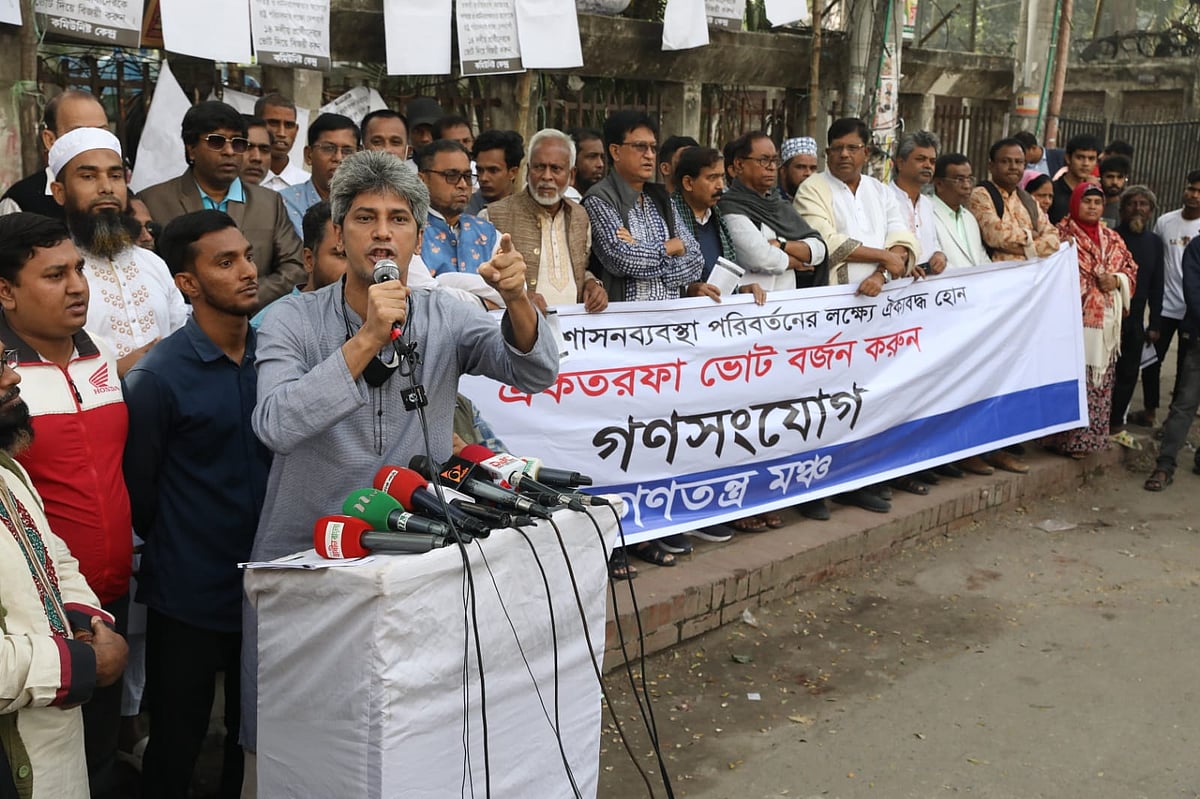 গণসংযোগ কর্মসূচির আগে এক সমাবেশে বক্তব্য দেন গণতন্ত্র মঞ্চের সমন্বয়ক ও গণসংহতি আন্দোলনের প্রধান সমন্বয়কারী জোনায়েদ সাকি। জাতীয় প্রেসক্লাবের সামনে, ঢাকা, ৩১ ডিসেম্বর