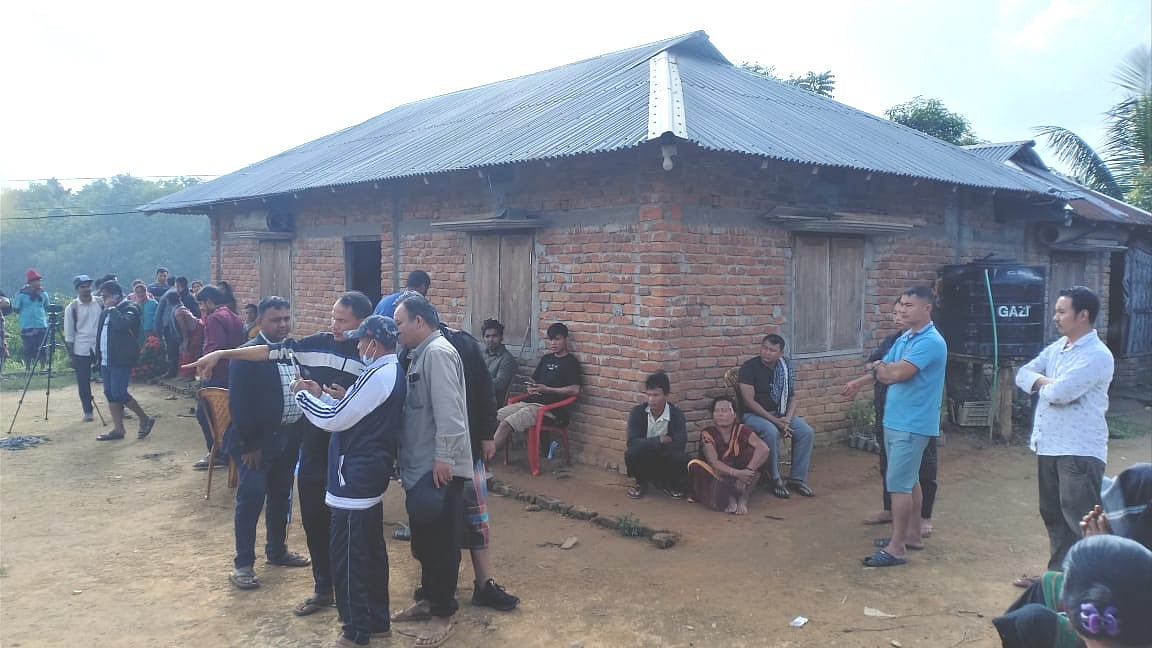 খাগড়াছড়ির পানছড়ির অনিলপাড়ার এই স্থানে গতকাল রাতে দুর্বৃত্তরা হামলা চালিয়ে চারজনকে হত্যা করেছে। আজ দুপুরে পানছড়িতে