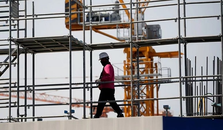 দক্ষিণ কোরিয়ার রাজধানী সিউলের একটি নির্মাণাধীন অবকাঠামোয় হেঁটে যাচ্ছেন একজন শ্রমিক। ৩০ মে ২০১৬