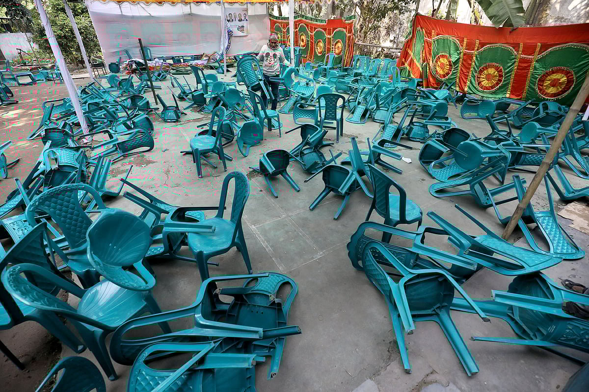 পাবনা জেলা ছাত্রলীগ আয়োজিত বর্ধিত সভায় হামলা চালায় দুর্বৃত্তরা। হামলার পর ছড়িয়ে-ছিটিয়ে থাকা ভাঙা চেয়ার সরিয়ে আবার সভা শুরু হয়। বৃহস্পতিবার পাবনা জেলা আওয়ামী লীগ কার্যালয়ে