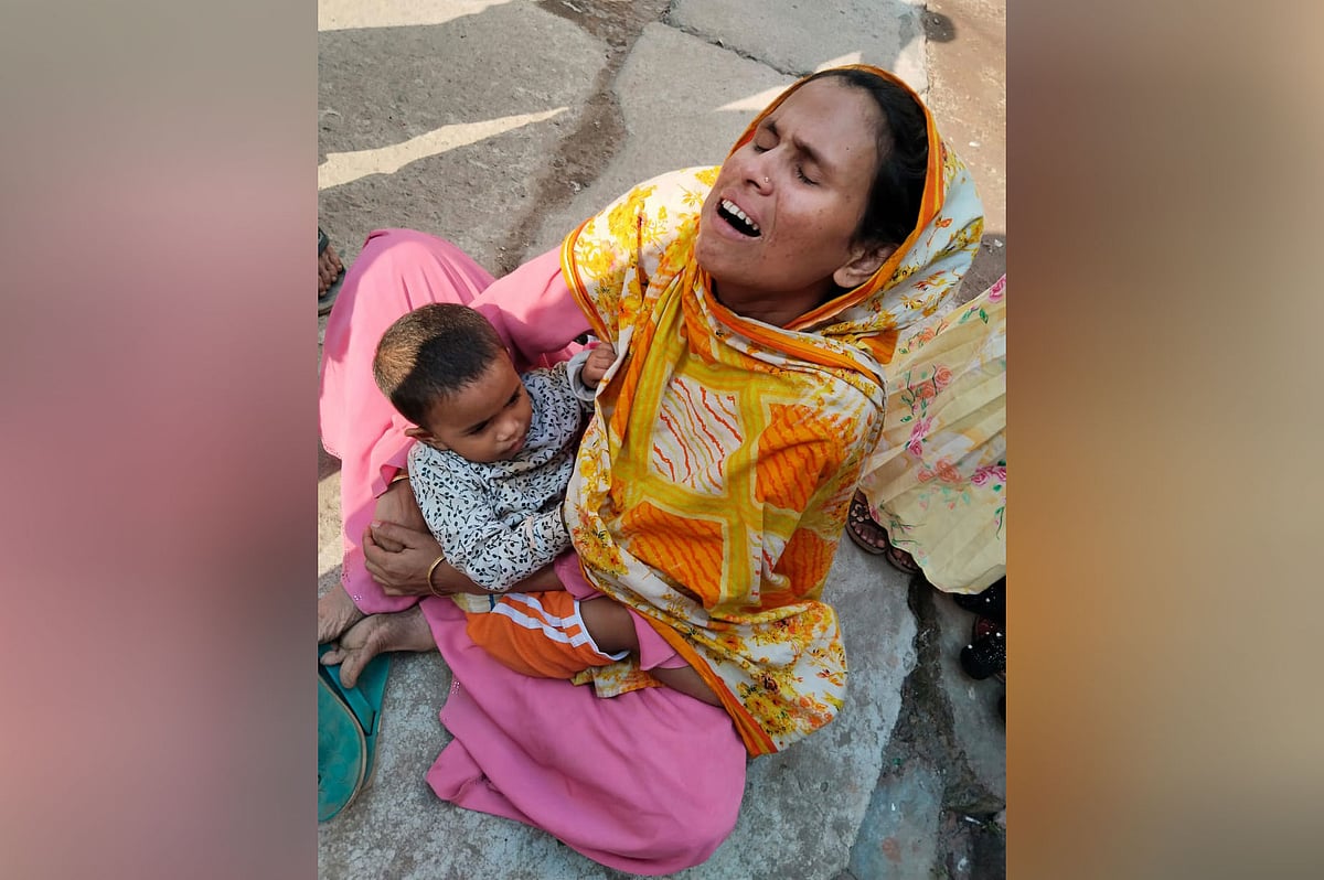 ট্রেনে আগুনে পুড়ে মারা গেছেন স্বামী পোশাককর্মী খোকন মিয়া। দুই শিশুসন্তান ও বৃদ্ধ শাশুড়িকে নিয়ে কীভাবে চলবেন, তার কোনো কূলকিনারা পাচ্ছেন না স্ত্রী সাজনা আক্তার। আজ দুপুরে ঢাকা মেডিকেলের মর্গের সামনে আহাজারি করছিলেন তিনি