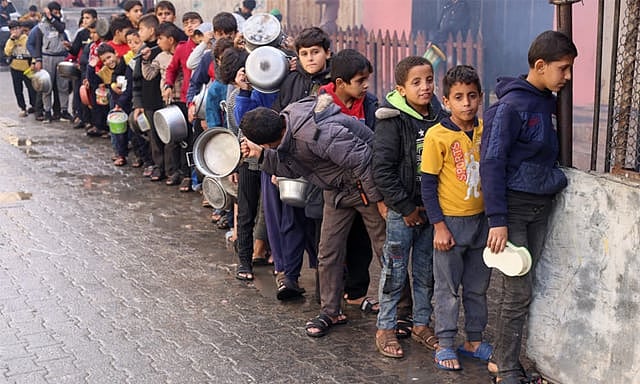 ত্রাণের খাবারের জন্য সারিবদ্ধ হয়ে দাঁড়িয়েছে শিশু–কিশোরেরা