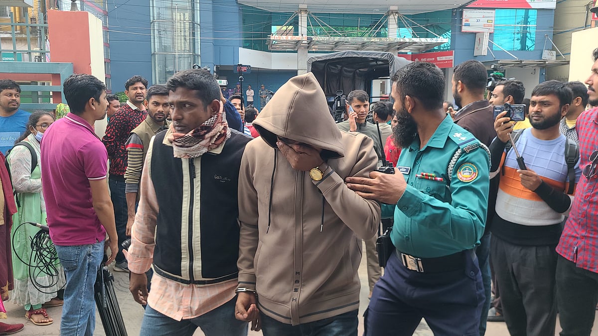 প্রাথমিক শিক্ষক নিয়োগ পরীক্ষায় জালিয়াতির অভিযোগে রংপুরে ১৯ জনকে আটক করা হয়। শুক্রবার রংপুর আদালত চত্বরে