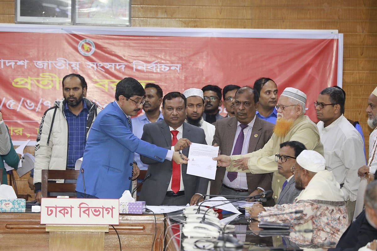 ঢাকা মহানগরের ১৫টি সংসদীয় আসনের প্রার্থীদের প্রতীক বরাদ্দ দিচ্ছেন রিটার্নিং কর্মকর্তা। রিটার্নিং কর্মকর্তার কার্যালয়, সেগুনবাগিচা, ঢাকা, ১৮ ডিসেম্বর