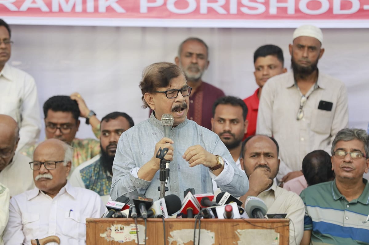 জাতীয় প্রেসক্লাবের সামনে সম্মিলিত শ্রমিক পরিষদ (এসএসপি) আয়োজিত শ্রমিক সমাবেশে বক্তব্য দেন নাগরিক ঐক্যের সভাপতি মাহমুদুর রহমান মান্না। ১ ডিসেম্বর, ঢাকা