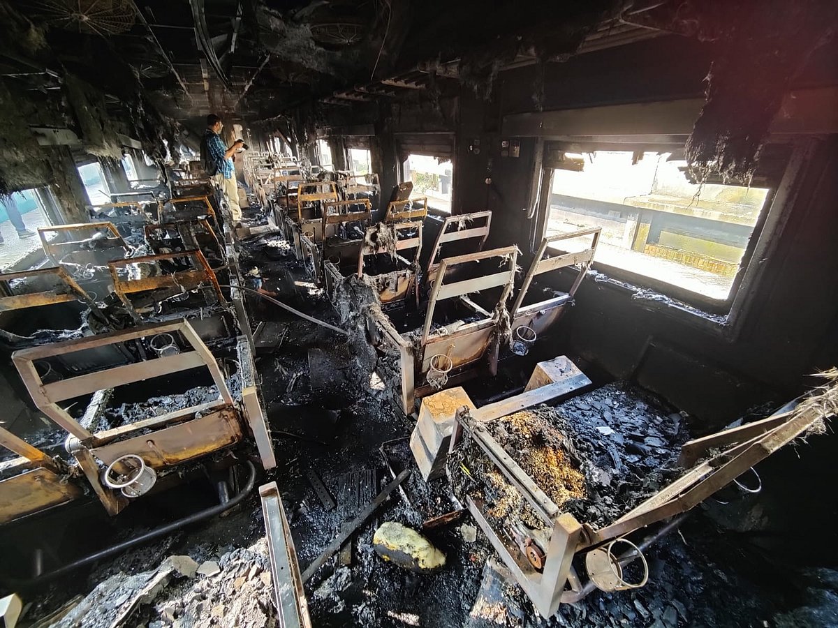 আগুনে পুড়ে ছাই হয়ে গেছে ট্রেনের বগি। আজ ভোরে তেজগাঁওয়ে মোহনগঞ্জ এক্সপ্রেস ট্রেনের তিনটি বগিতে আগুন লাগানো হয়। ১৯ ডিসেম্বর, ঢাকা