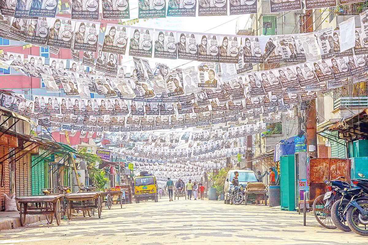 ঢাকা–৪ আসনে বিভিন্ন প্রার্থীর নির্বাচনী প্রচারের পোস্টারে ঢেকে গেছে আকাশ। গতকাল রাজধানীর কদমতলীতে