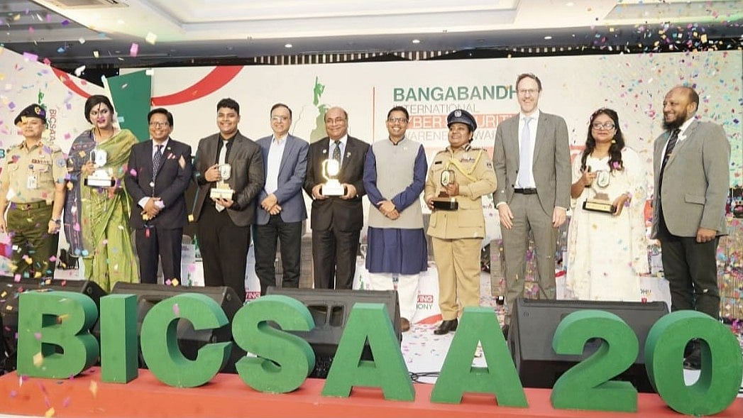 রাজধানীর একটি হোটেলে গত ১৯ অক্টোবর ‘বঙ্গবন্ধু ইন্টারন্যাশনাল সাইবার সিকিউরিটি অ্যাওয়ারনেস অ্যাওয়ার্ড’ দেয় আইসিটি বিভাগ