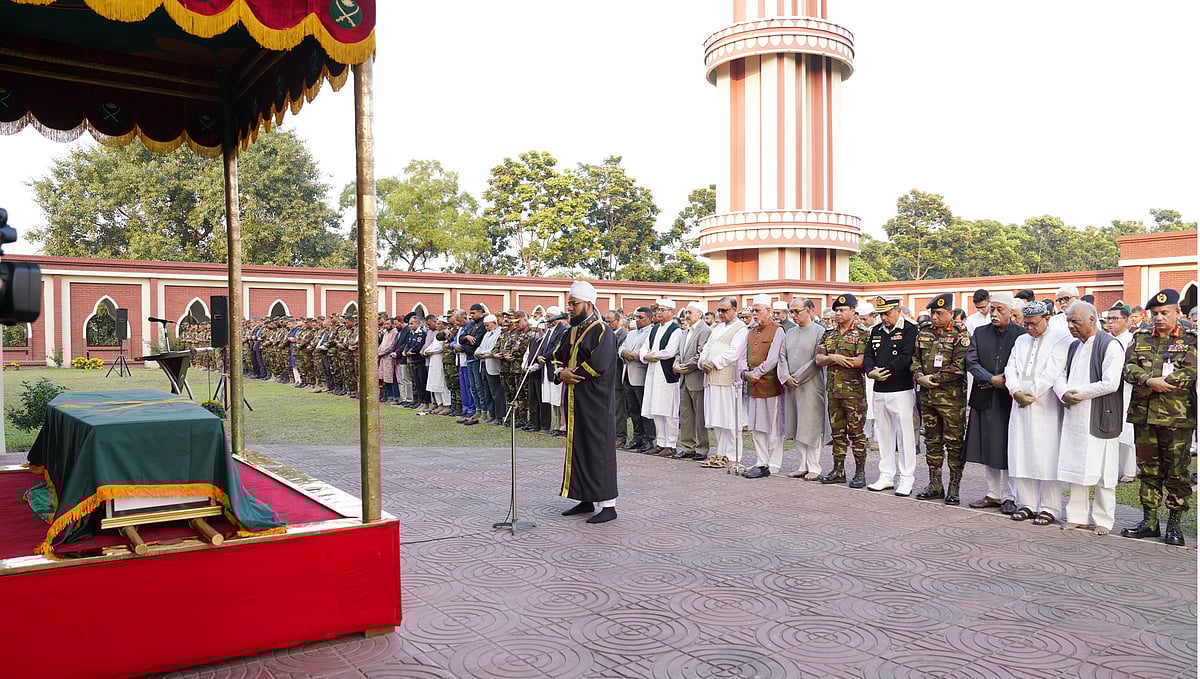 ঢাকা সেনানিবাসে কেন্দ্রীয় মসজিদ প্রাঙ্গণে মোহাম্মদ আতিকুর রহমানের জানাজায় প্রধানমন্ত্রীর প্রতিরক্ষা উপদেষ্টা ও সেনাপ্রধানসহ ঊর্ধ্বতন সামরিক কর্মকর্তারা অংশ নেন