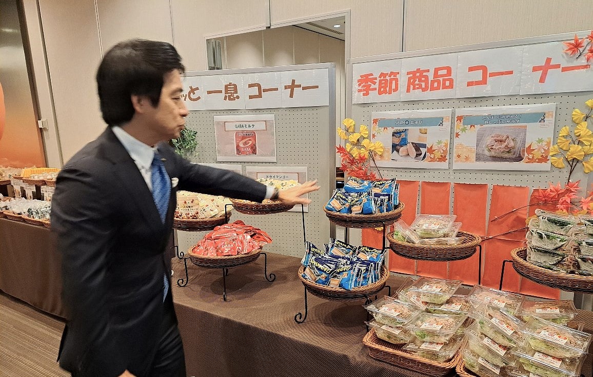 জাপানের একটি বাণিজ্যিক কোম্পানি ইতোও-চু। প্রতিষ্ঠানটির এক কার্যালয়ে
কর্মীদের জন্য সকালের খাবার সাজিয়ে রাখা হয়েছে