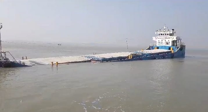 খুলনার দাকোপের নলিয়ান এলাকায় সিমেন্টের কাঁচামাল নিয়ে জাহাজ ডুবে যাওয়ার মুহূর্ত