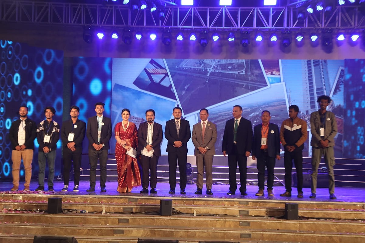 ‘তোমার চোখে বাংলাদেশ ফটোগ্রাফি কনটেস্ট -২০২৩’–এর গ্র্যান্ড ফিনালের অনুষ্ঠানমঞ্চে বিজয়ীদের সঙ্গে সেনাপ্রধান জেনারেল এস এম শফিউদ্দিন আহমেদ (ডান থেকে পঞ্চম), আয়োজক ও আমন্ত্রিত অতিথিরা। আর্মি গলফ ক্লাব, কুর্মিটোলা, ঢাকা, ২৮ ডিসেম্বর।