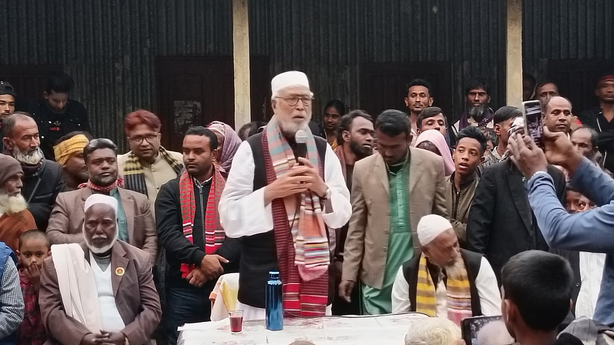 টাঙ্গাইলের সখীপুর উপজেলার বহেরাতৈল ইউনিয়নের গিলাচালা বাজারের পথসভায় বক্তব্য দেন বঙ্গবীর কাদের সিদ্দিকী। গতকাল রোববার বিকেলে