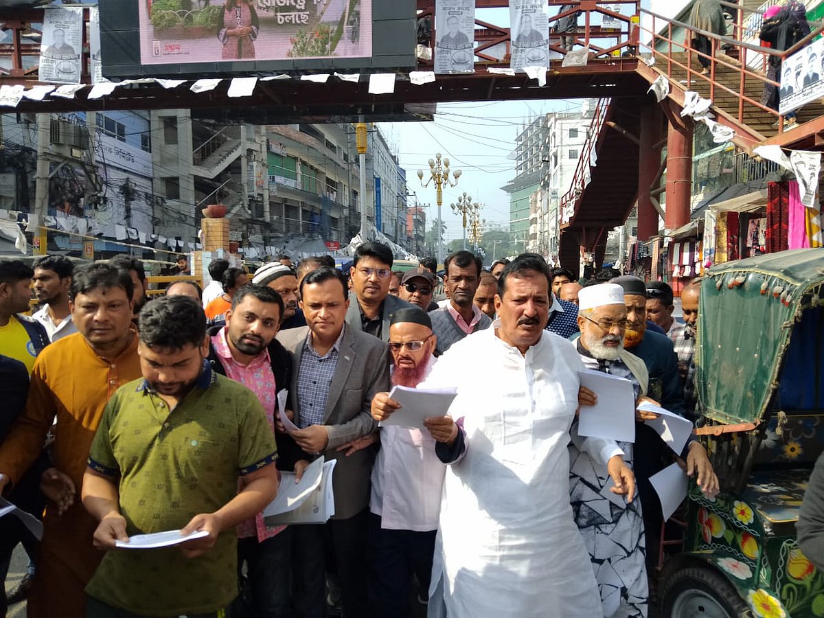 রাজশাহীতে ভোট বর্জনের আহ্বান জানিয়ে বিএনপির প্রচারপত্র বিলি। শনিবার দুপুরে