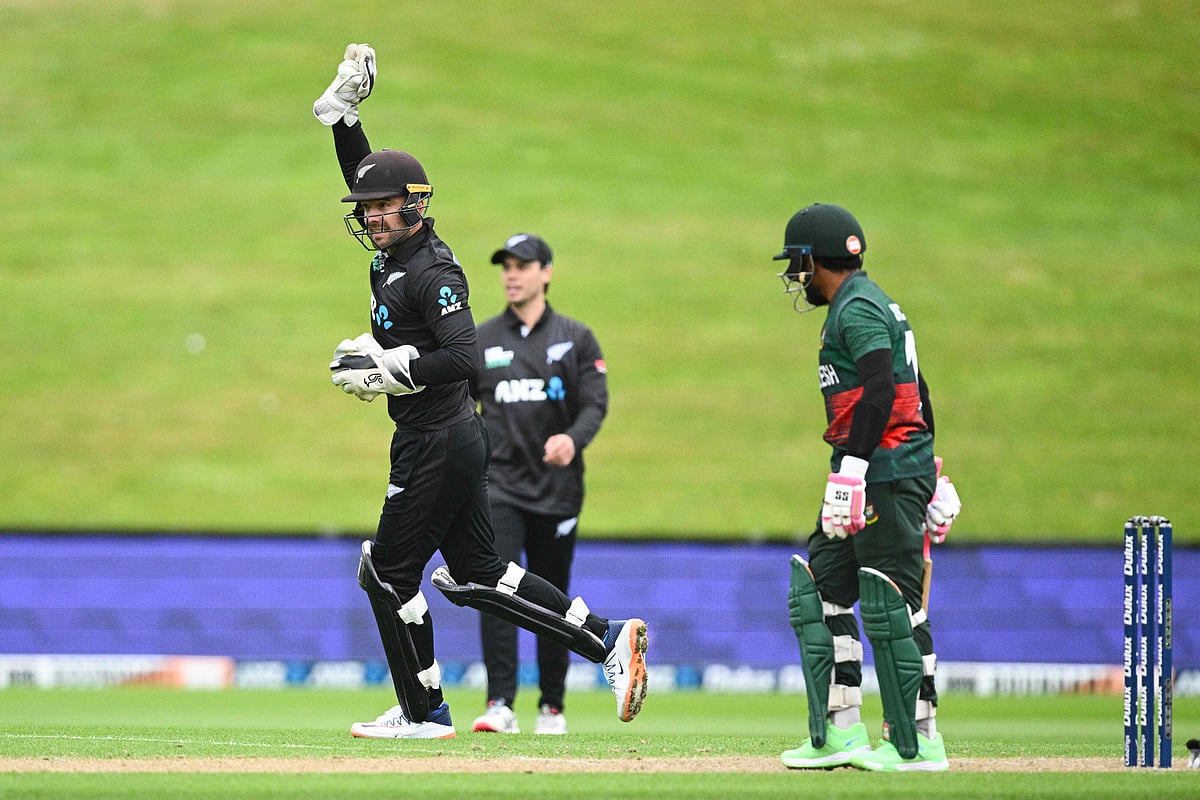 লিটনের আউটের পর নিউজিল্যান্ডের উদ্‌যাপন