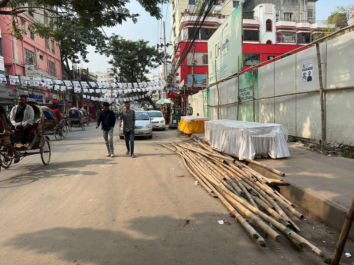 মোহাম্মদপুরে মোহাম্মদীয়া হাউজিং সোসাইটির সামনের সড়ক-ফুটপাতের জায়গা দখল করে বানানো বড় আকারের নির্বাচনী ক্যাম্পটি এখন নেই। ছবিটি আজ রোববার সকালে তোলা