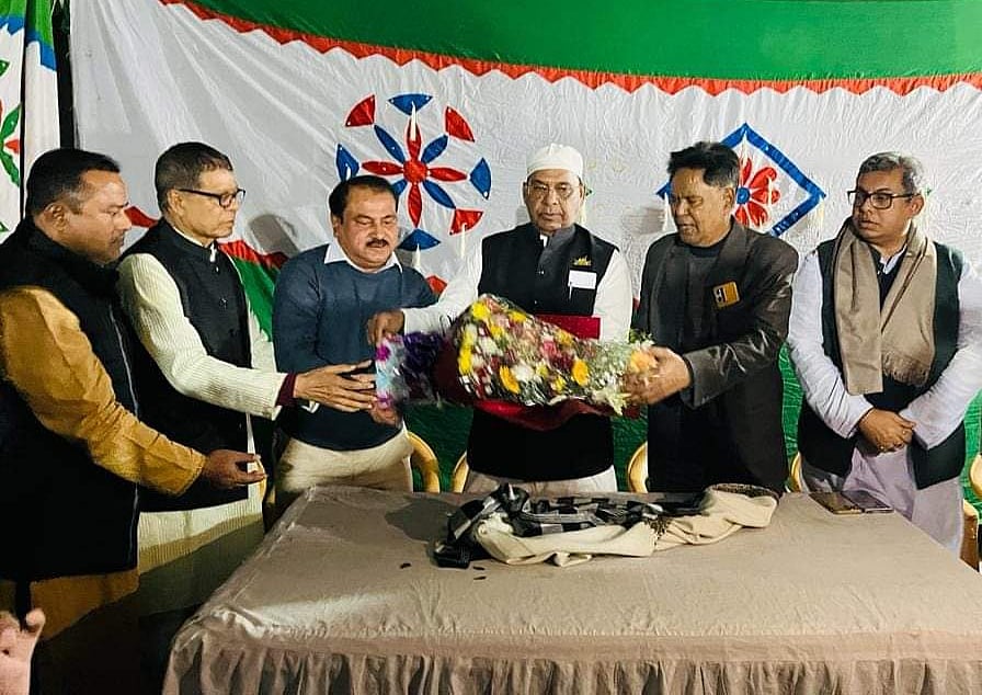 আওয়ামী লীগ মনোনীত প্রার্থী মো. মহিববুর রহমানের হাতে ফুলের তোড়া দিয়ে আওয়ামী লীগে যোগদান করেন পটুয়াখালীর কলাপাড়া উপজেলা বিএনপির যুগ্ম সাধারণ সম্পাদক সৈয়দ রেজাউল করিম